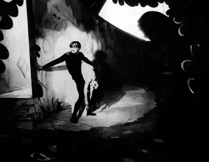 Cesare (Conrad Veidt) abducts Jane (Lil Dagover) in a much - replicated scene from Robert Weine's Das Cabinet des Dr. Caligari (1920)